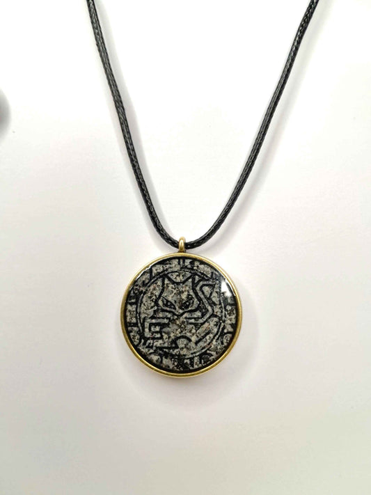 Collana con Ciondolo “Ancient Mew” – Effetto Pietra Antica