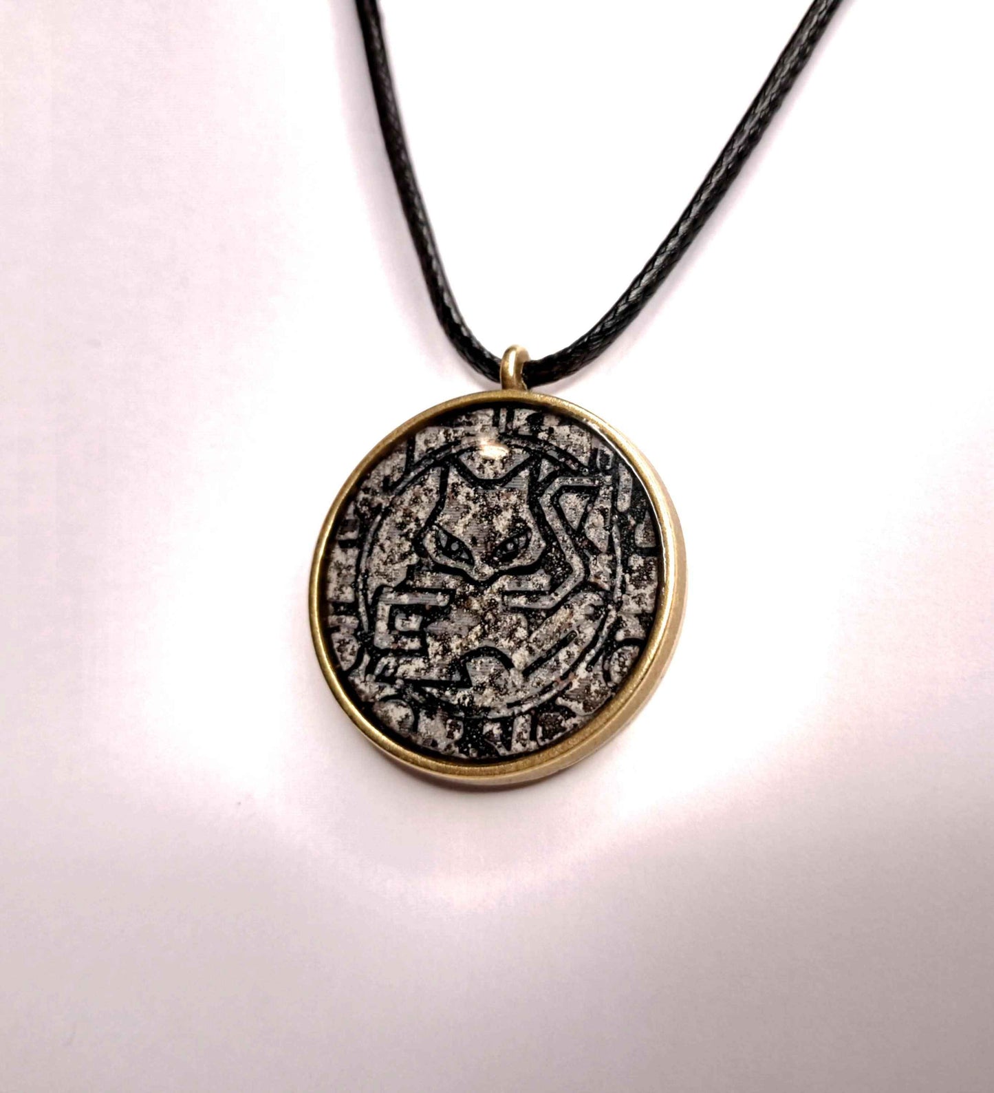 Collana con Ciondolo “Ancient Mew” – Effetto Pietra Antica