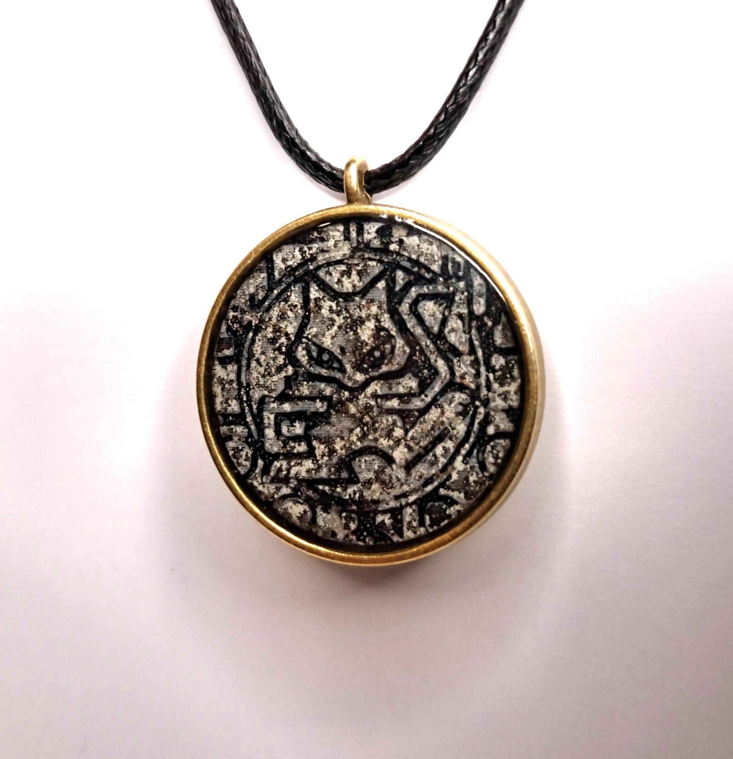 Collana con Ciondolo “Ancient Mew” – Effetto Pietra Antica