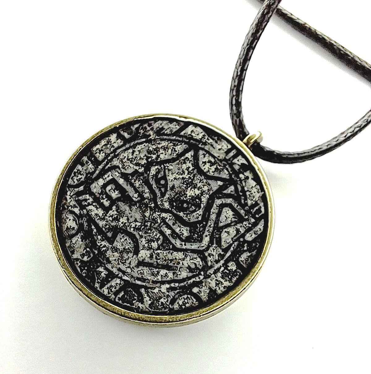 Collana con Ciondolo “Ancient Mew” – Effetto Pietra Antica