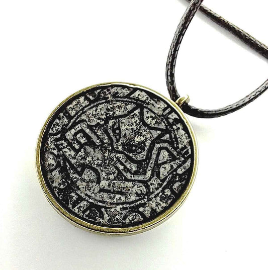 Collana con Ciondolo “Ancient Mew” – Effetto Pietra Antica