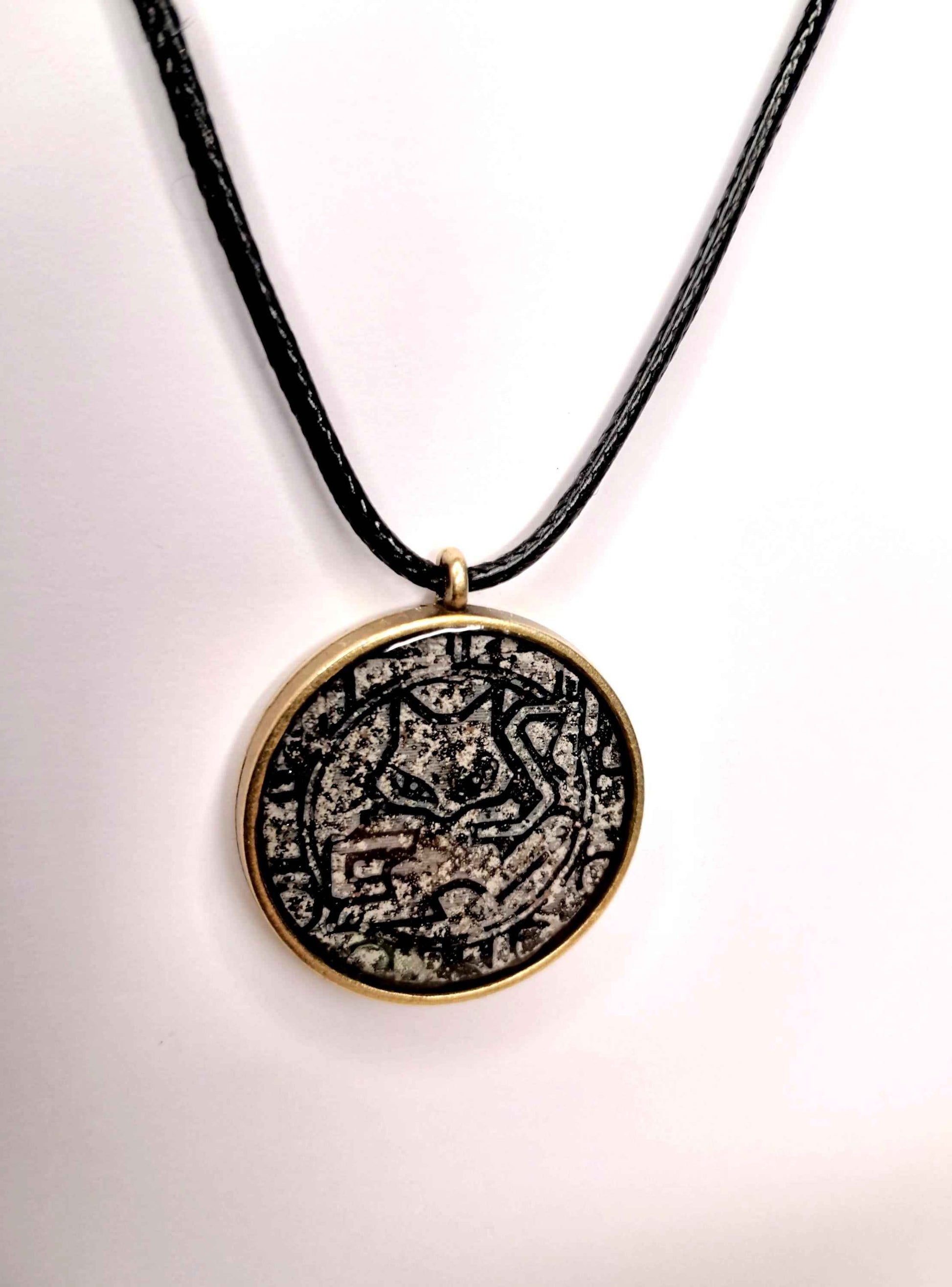 Collana con Ciondolo “Ancient Mew” – Effetto Pietra Antica