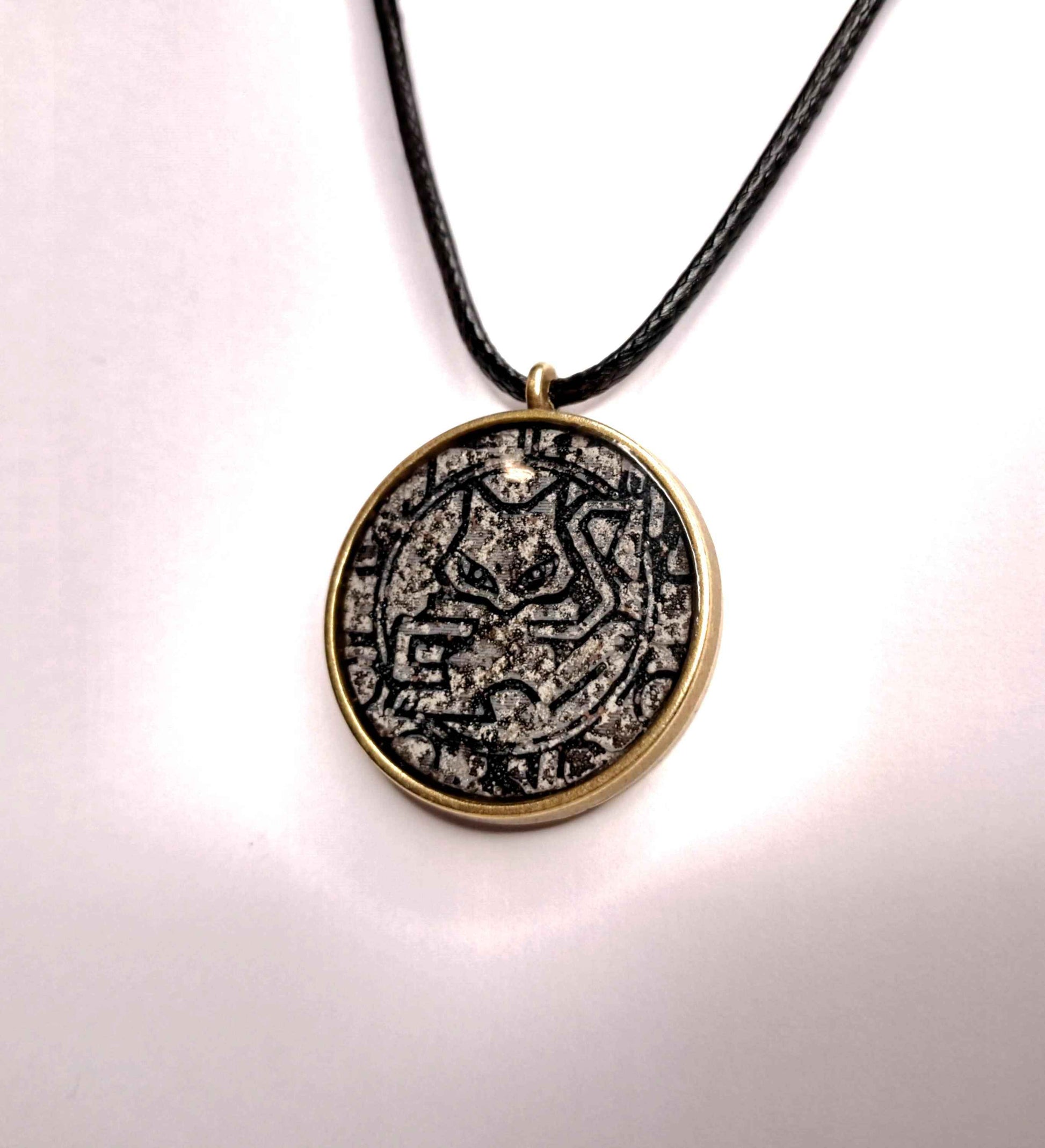 Collana con Ciondolo “Ancient Mew” – Effetto Pietra Antica
